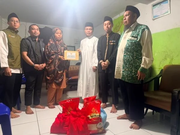 Andi Sudirman menyalurkan bantuan sosial kemanusiaan berupa dana santunan dan sejumlah paket sembako melalui Staf Khusus Gubernur Sulsel, Achmad Hidayat, kepada ibu korban, Nurhadija Saipa. (Dok: Ist)