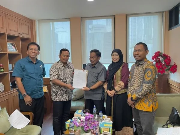 Pj Bupati Jeneponto, Junaedi Bakri  bersama Kepala Dinas Koperasi dan UMKM, Hj. Mernawati dan Kepala Bidang Perkoperasian Amal Yahya saat melakukan kunjungan kerja (Kunker) ke Kementrian Koperasi dan UKM RI.