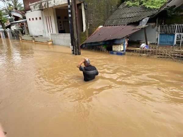 Kondisi Perumahan Bung Permai Makassar yang terendam banjir (Dok : Dini KabarMakassar).