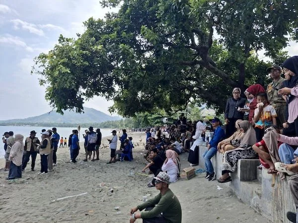 Warga yang berbondong-bondong datang untuk menyaksikan Sandeq Silumba 2025 di Pantai Banua Sendana(dok:ist)