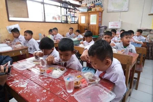 Siswa di salah satu sekolah di Gowa saat menikmati makanan bergizi gratis dari pemerintah (Dok : Ist).