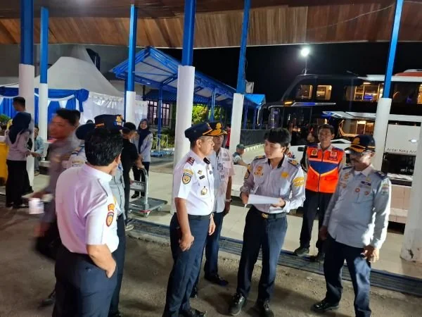 Kadis Perhubungan bersama Kepala BPTD Kelas III Sulbar, Ahmad Rezy Setiawan saat melakukan pemantauan di terminal keberangkatan bus Simbuang, Mamuju (dok:ist)