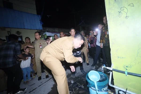 Wali Kota Makassar Munafri Arifuddin saat Meninjau Air di Buloa, (Dok: Ist).