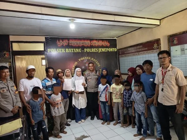 Enam anak di bawah umur yang masih berstatus pelajar SD dan SMP, pelaku pengrusakan rumah di Jeneponto saat dimediasi Polisi. (Ist).