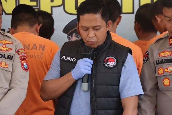 Kasat Narkoba Polres Jeneponto, AKP Andi Imran bersama Kapolres Jeneponto, AKBP Widi Setiawan saat menggelar konferensi pers di depan aula Mapolres Jeneponto. (Ullah).