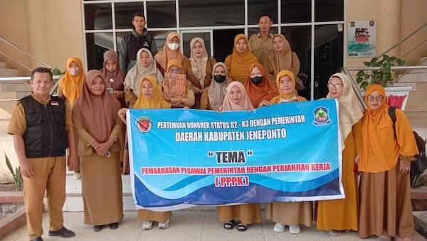 Puluhan tenaga honorer calon Pegawai Pemerintah dengan Perjanjian Kerja (PPPK) kategori R2-R3 saat menggelar aksi damai di depan Kantor DPRD Kabupaten Jeneponto. (Ist).