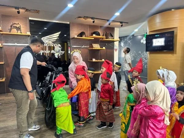 Siswa TK Islam Al-Azhar 34 Makassar mengunjungi Astra Motor Sulawesi Selatan dalam rangka merayakan HUT Kota Makassar ke-418 (Dok: Ist)