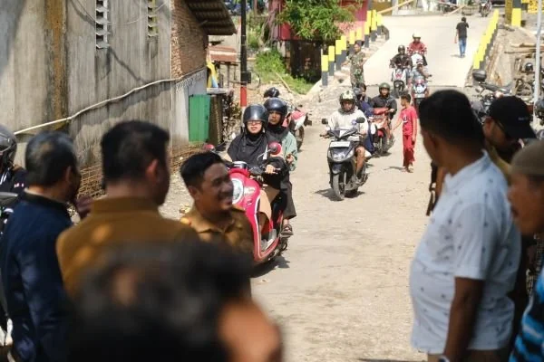 Uji coba jalan alternatif Keluruhan Pangkabinanga, Kecamatan Pallangga, menuju Poros Pallangga.