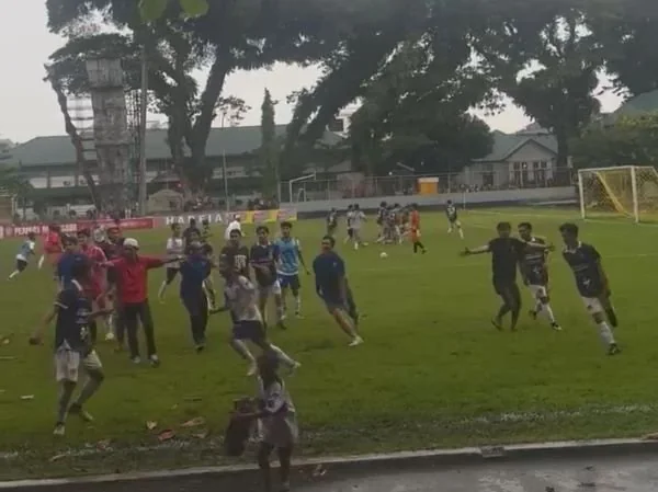 Tangkapan layar perkelahian antar pemain saat Liga Mulia Ramadhan berlangsung di lapangan Sultan Hasanuddin Makassar (Dok : Ist).