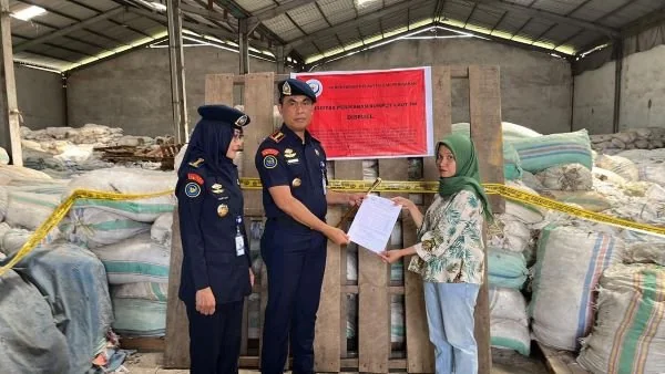 Petugas KKP lakukan penyegelan pada PT FFA di Makassar (Dok : Ist).