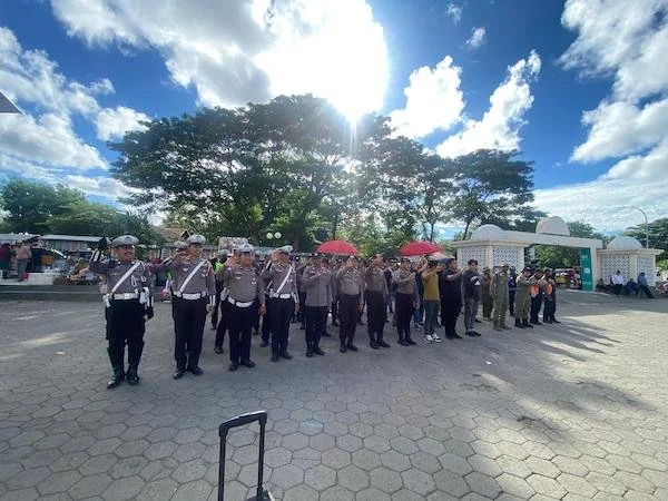 Ratusan Personil Polres Jeneponto saat melakukan apel pengamanan pemberangkatan Calon Jamaah Haji (CJH) di Masjid Agung Jeneponto. (Ist).