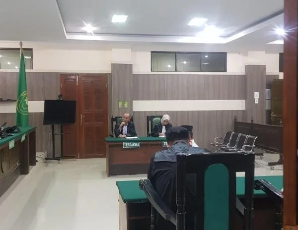 Sekretaris Umum LBH Bhakti Keadilan Jeneponto, Samsul Lallo, S.H., M.H, saat memberikan pendampingan hukum di Pengadilan Negeri Jeneponto. (Dok: Ist).