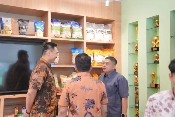Wali Kota Makassar Munafik Arifudin saat Berkunjung Food Station Tjipinang Jaya, (Dok: Ist).