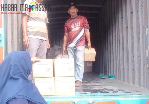 surat suara dari atas mobil truk di turunkan ke gudang logistik KPU takalar