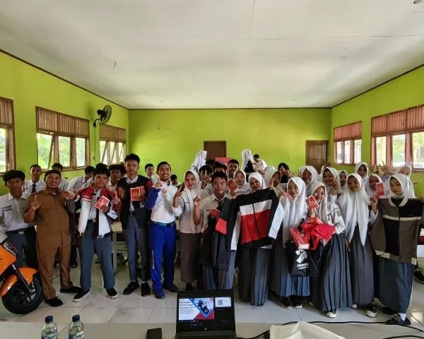 Asmo Sulsel memberi edukasi terhadap puluhan siswa SMKN 7 Takalar melalui pembekalan safety riding (Dok: Ist)