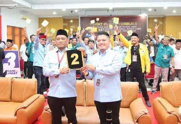 Duet Patahuddin-Muh. Dhevy Bijak Pawindu (Pata-Dhevy) memperlihatkan nomor urut 2 miliknya sebagai pasangan calon bupati dan wakil bupati Kabupaten Luwu. Foto ist
