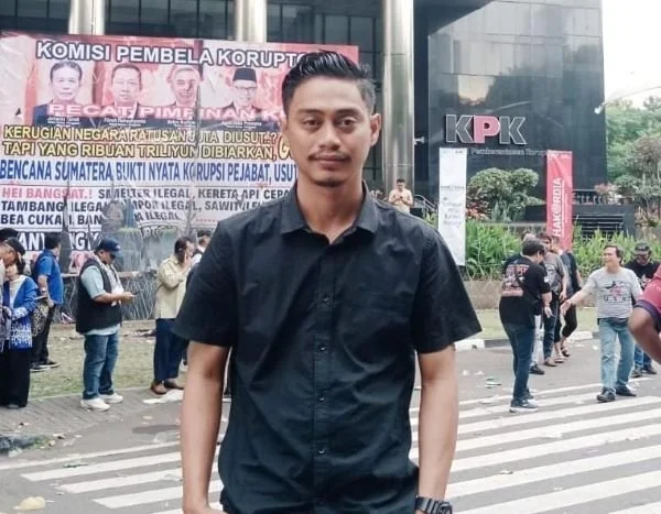 Ketua HMI Takalar Berada Depan Gedung KPK. (Dok: Ist)