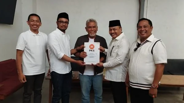 Ketua DPW PKS Provinsi Sulsel, M. Amri Arsyid bersama Sekum DPW PKS, Rustan Ukkas dan Ketua DPD II PKS, Jeneponto, Andi Tahal Fasni saat menyerahkan SK ke Muhammad Sarif dan Moch Nur Alim Qalby di Cafe Mama Jl. Jl. Hertasning, Kota Makassar, Sulsel (Dok :