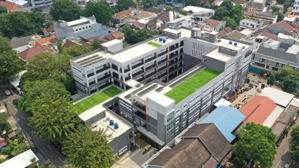 Potret sekolah negeri yang dikerjakan PT Bumi Karsa melalui proyek Kerja Sama Operasi (KSO) bersama PT Hutama Karya di Jakarta. Masa pemeliharaan proyek masih berlangsung hingga pertengahan Juli 2026 (Dok: Ist)