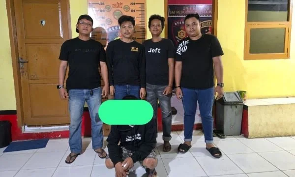 Pelaku saat berhasil diamankan personel Polsek Kalumpang (Dok : Ist).
