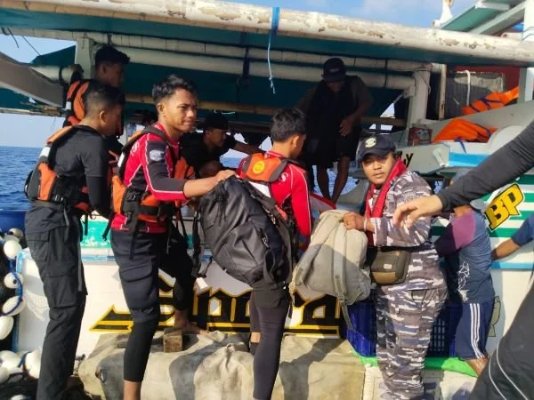 Evakuasi yang dilakukan tim SAR gabungan terhadap 7 orang korban kapal tenggelam di Selat Makassar (Dok: Ist)