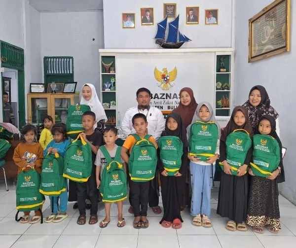 Penyaluran bantuan tas cerdas oleh Baznas Bulukumba (Dok : ist).