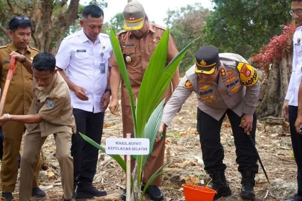 Penanaman bibit kelapa di Kepulauan Selayar (Dok: Ist)