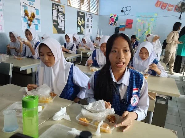 Siswa di Makassar saat Menerima MBG, (Dok: Sinta Kabar Makassar).