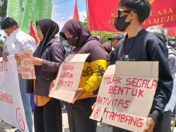 Aksi unjuk rasa yang dilakukan masyarakat Sampaga (Dok ;: Aldy KabarMakassar).