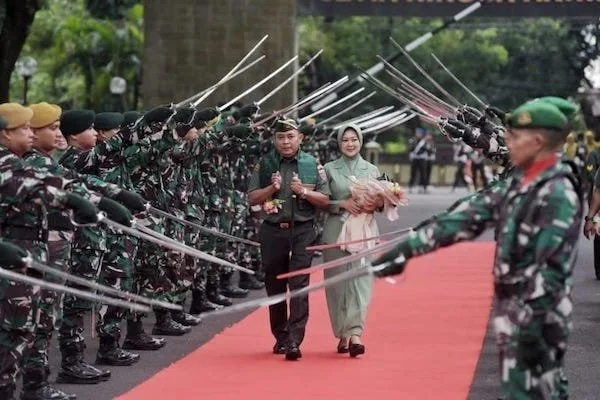 Pangdam XIV/Hasanuddin yang baru, Mayjen TNI Bobby Rinal Makmun beserta Ketua Persit KCK PD XIV/Hasanuddin Mia Bobby Rinal Makmun, tiba di Markas Kodam XIV/Hasanuddin, di Kota Makassar. Foto ist