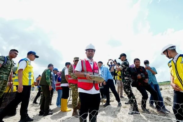 Gubernur Sulawesi Selatan Andi Sudirman Sulaiman melakukan Ground Breaking Penanganan Banjir Sungai Rongkong. (Dok: Ist)