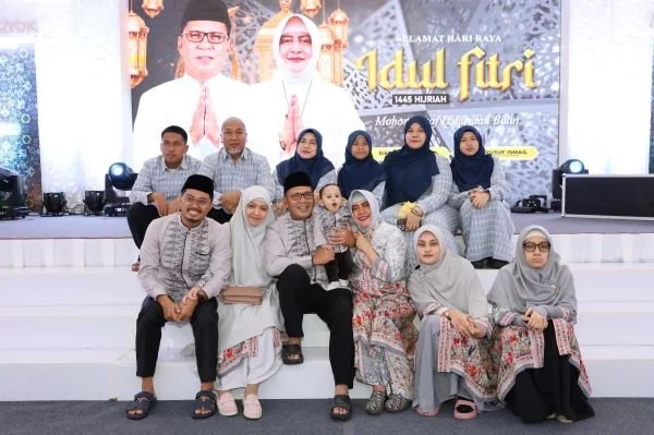 Wali Kota Makassar, Moh Ramdhan Pomanto bersama keluarga.
