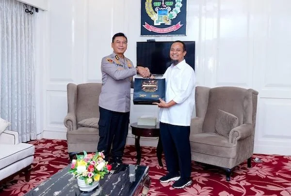 Irjen Pol Yudhiawan berpamitan kepada Gubernur Sulsel Andi Sudirman Sulaiman di Kantor Gubernur Sulsel (Dok: Ist)