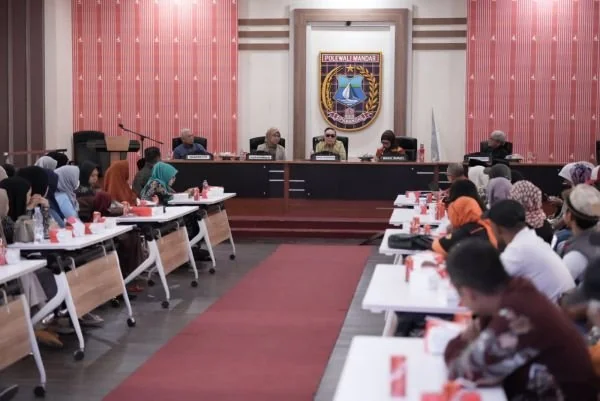 Wagub Sulbar saat berdiskusi bersama para pelaku UMKM di Polman (Dok : Ist).