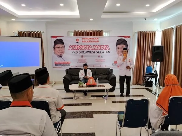 Melantik 44 Anggota Baru Tingkat Madya dalam Agenda Pendidikan Politik, (Dok: Ist).