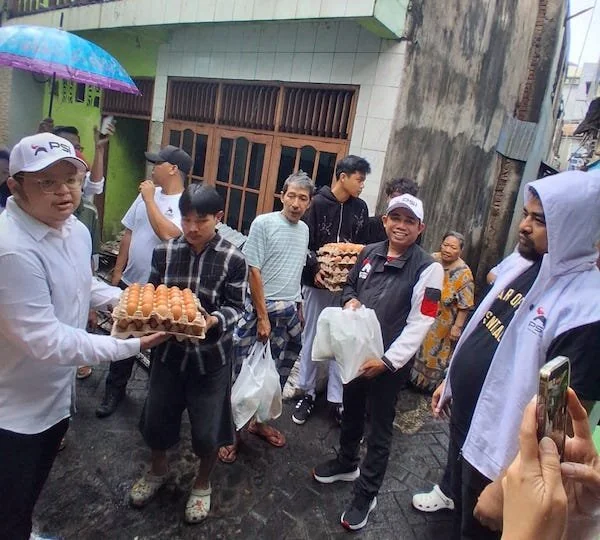 Suasana Penyerahan Bantuan di Lokasi Kebakaran Bulogading (Dok: Ist).