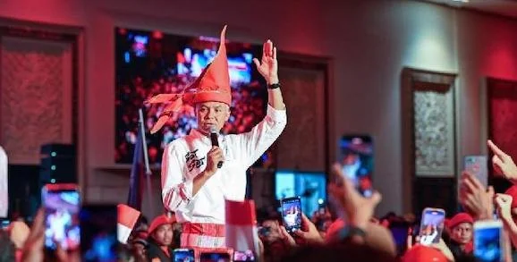 Ganjar Pranowo berbicara mengenai kesetaraan terutama akses pendidikan dan kesehatan bagi perempuan hingga penyandang disabilitas. Hal utu dikatakannya usai menghadiri acara 'Hajatan Rakyat' di Upperhills Convention Hall, Makassar, Sulsel, Selasa (30/1).