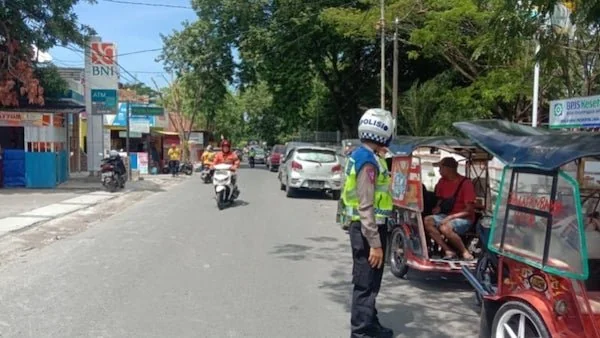 Anggota Sat Lantas Polres Bulukumba saat memantau pelanggar lalulintas di depan RSUD Andi Sultan Daeng Radja