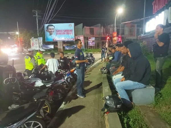 Sejumlah Personel Polres Sinjai Melakukan Persiapan Apel siaga Dan patroli malam