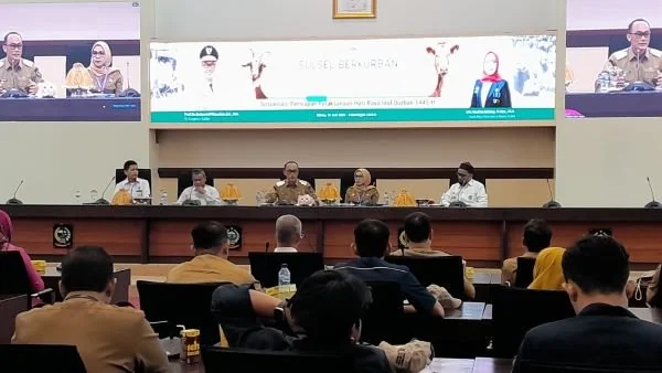 Pj Gubernur Sulsel, Prof Zudan Arif Fakrulloh dan Kepala Disnakkeswan Sulsel, Nurlina Saking pada Sosialisasi Persiapan Pelaksanaan Hari Raya Kurban (Dok: Nofi KabarMakassar).
