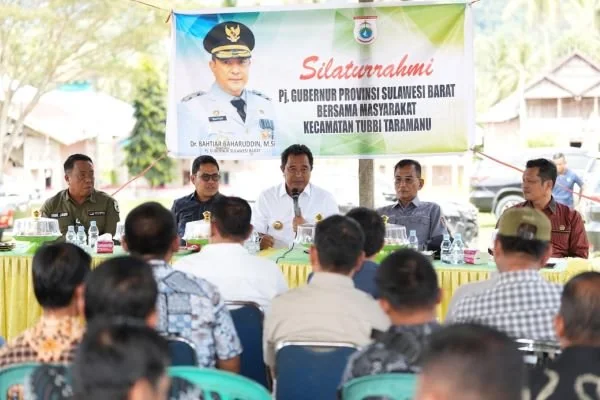 Pj Gubernur saat berada di Kecamatan Tubbi Taramanu (Dok : Ist).