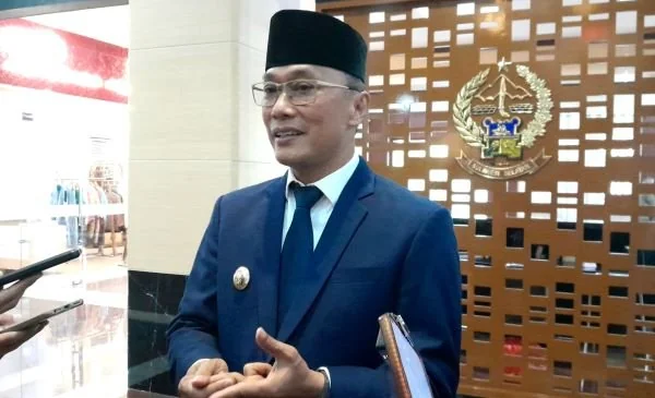 Pj Gubernur Sulsel, Prof Zudan Arif Fakrulloh saat diwawancarai di Kantor Gubernur Sulsel (Dok: Nofi KabarMakassar).