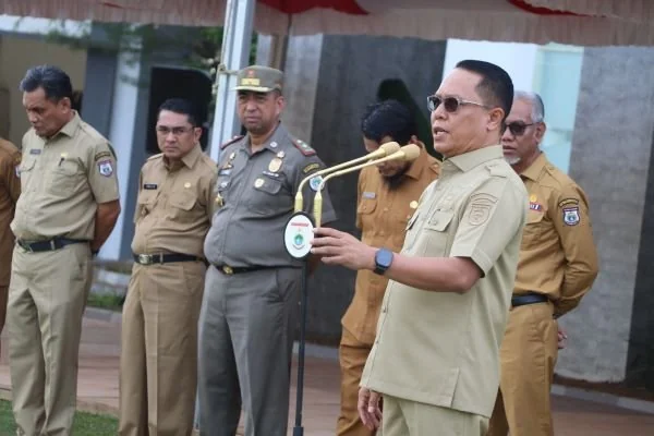 Sekretaris Daerah Provinsi Sulawesi Barat Junda Maulana saat memimpin apel pagi di Lingkup Pemprov Sulbar (dok:ist)