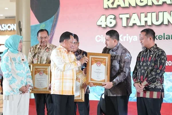 Walikota Makassar Munafri Arifuddin dan Ketua PKK Kota Makassar Melinda Aksa saat Menerima Penghargaan (Dok: Ist).