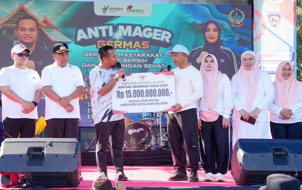 Penyerahan bantuan keuangan dari Pemprov SUlsel untuk Kabupaten Kepulauan Selayar (dok. Ist)