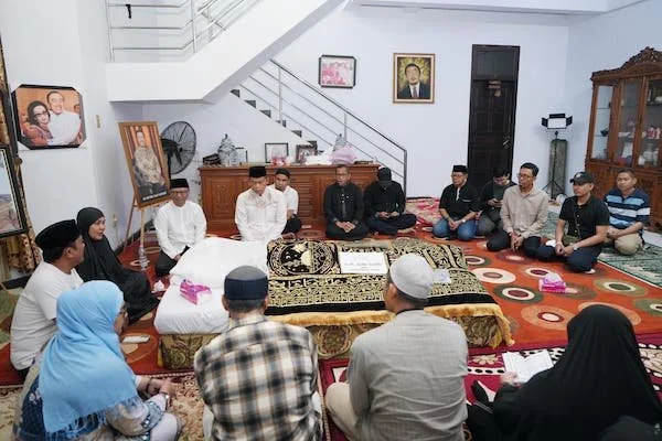 Pj Gubernur Sulsel, Prof Fadjry Djufry melayat ke rumah duka almarhum HM Alwi Hamu (Dok: Ist)