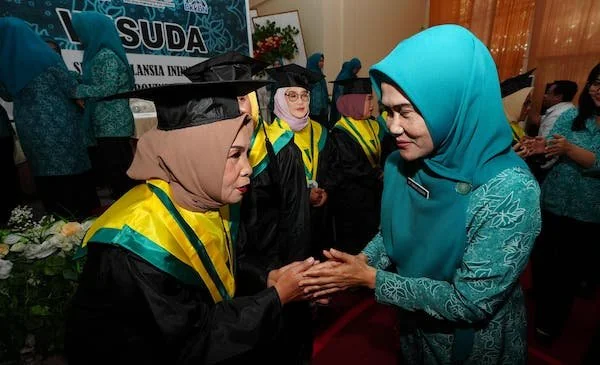 Pj Ketua Tim Penggerak PKK Sulsel, Ninuk Triyanti Zudan pada Wisuda Sekolah Lansia Ininnawa Binaan PKK Sulsel (Dok: Ist)