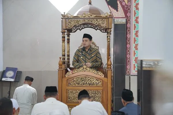 Wali Kota Makassar saat melaksanakan Salat Jumat di Masjid Baitun Nur Ramadhan, Jalan Hartaco Indah, Jumat (02/05) (dok ist)
