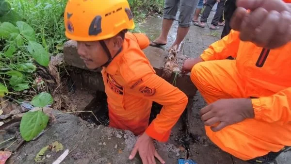 BPBD Kota Makassar saat Menemukan Bocah 10 Tahun Terseret Arus di Gorong-gorong (Dok: Ist).