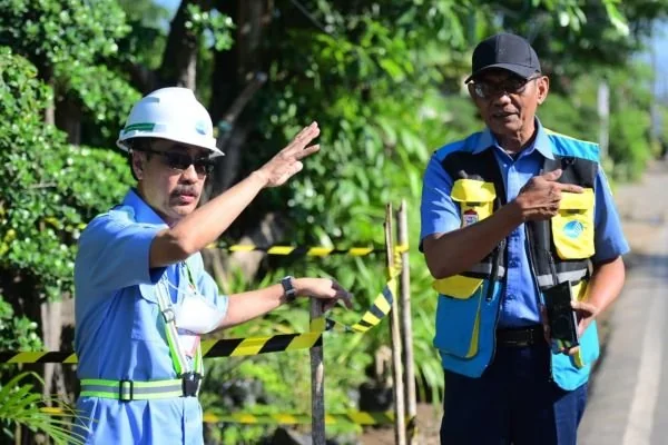 Plt Direktur Utama Perumda Air Minum Kota Makassar, Andi Syahrum, turun langsung meninjau pengerjaan pengaturan ulang jalur distribusi air pada sistem pelayanan IPA 4 Maccini Sombala. (Dok: Ist)